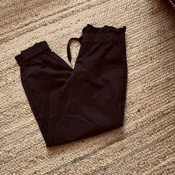 EUC
Urban outfitters high waisted women’s joggers Sz Med black drawstring close - Picture 5 of 12